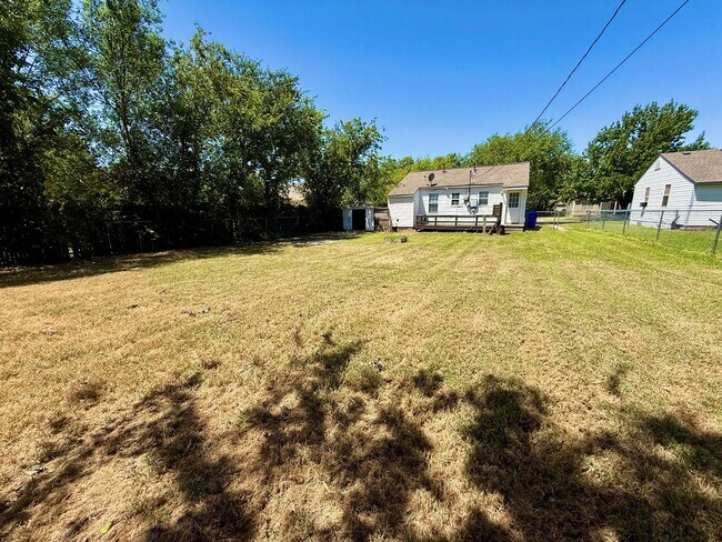 Building Photo - Super Cute HUGE Backyard!