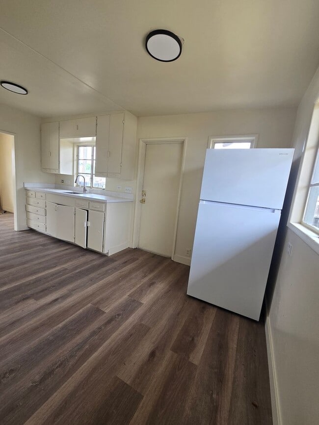 Building Photo - 3 Br 1 Ba available now