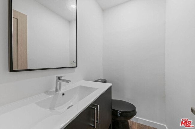 Building Photo - 2447 Beachwood Dr