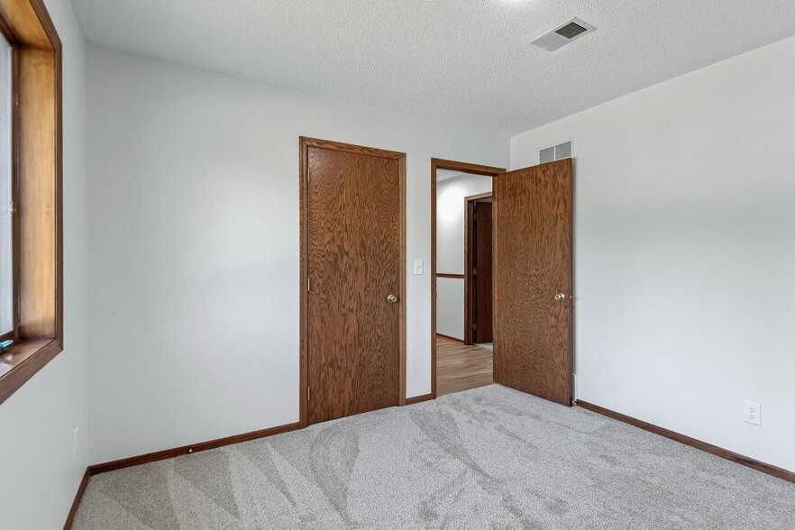 Building Photo - 833 Tyrol Ln