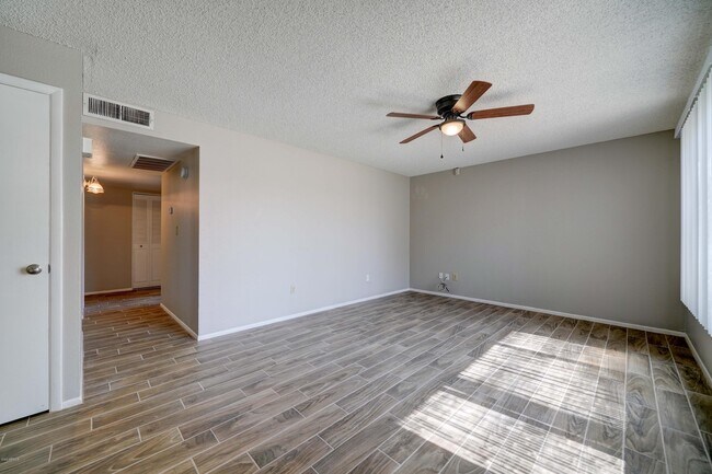 Building Photo - 5945 S Palm Dr