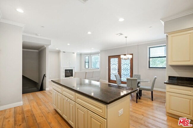 Building Photo - 730 S Marengo Ave