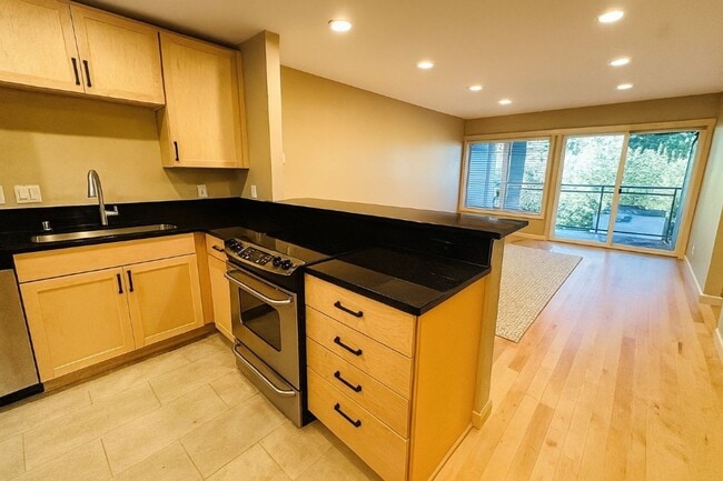 Building Photo - 2Bd/1Ba Bellevue Condo