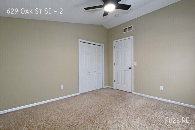 Building Photo - 629 SE Oak St