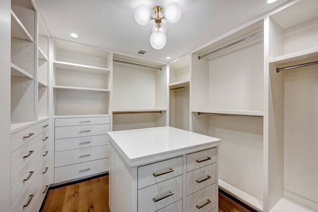 Building Photo - 5675 Green Tree Rd