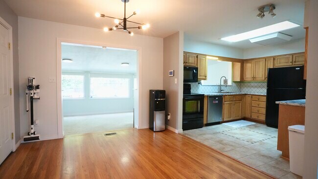 Building Photo - 303 Quebec St