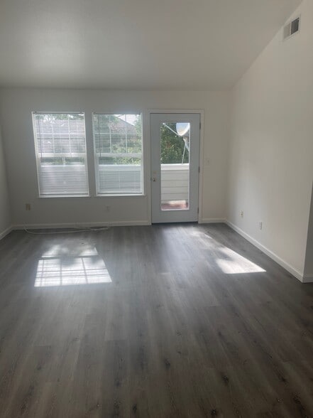 living/dining - 2456 Cabrillo Hwy S