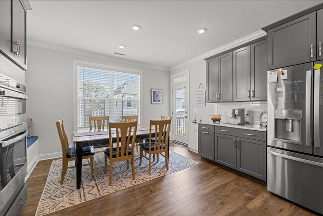 Building Photo - Like new townhome in Wykoff!