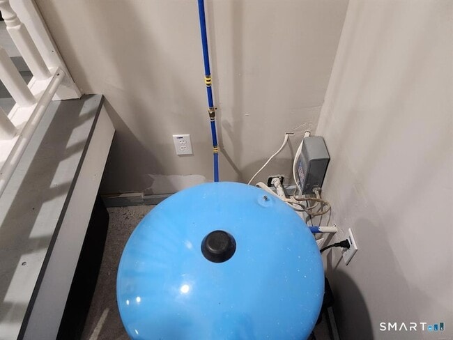 Building Photo - 16 Church St