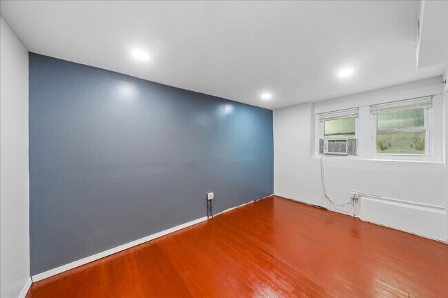 Building Photo - 1645 W Beach Ave