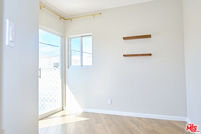 Building Photo - 842 11th St