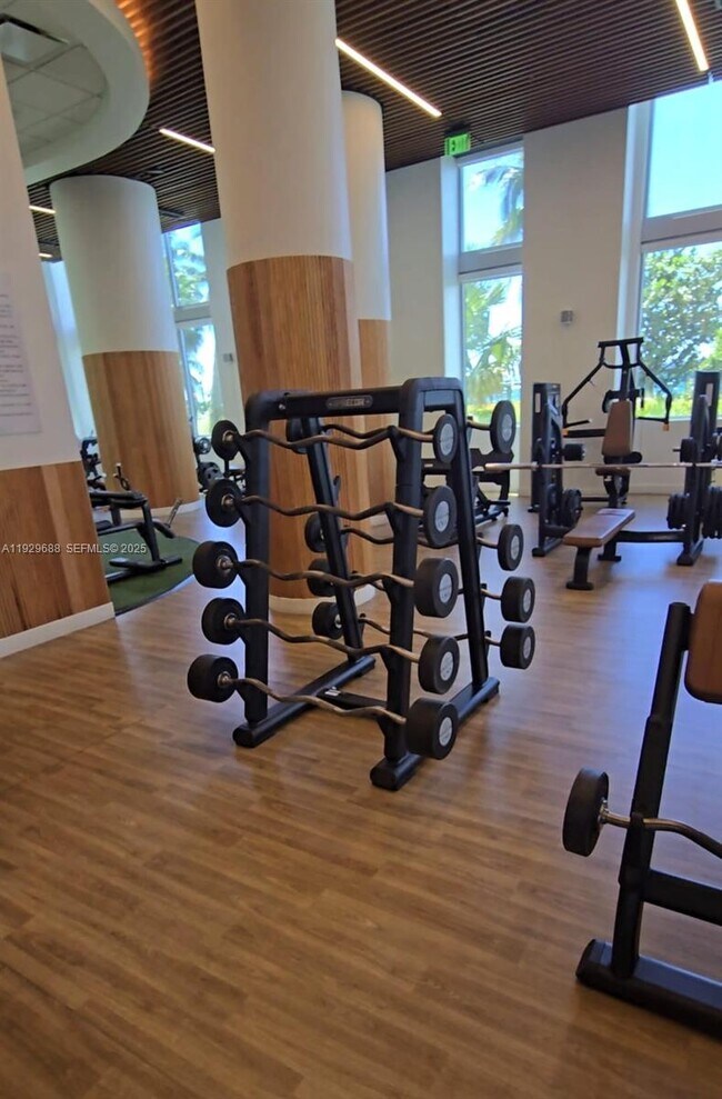 Building Photo - 1500 Bay Rd