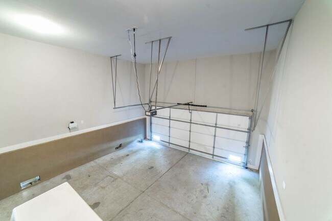 Building Photo - Available Now! ?? ?? ??!