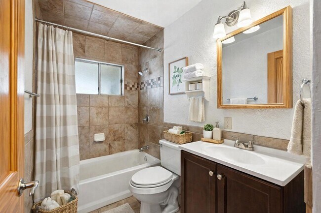 Building Photo - 1632 Columbia Dr SE