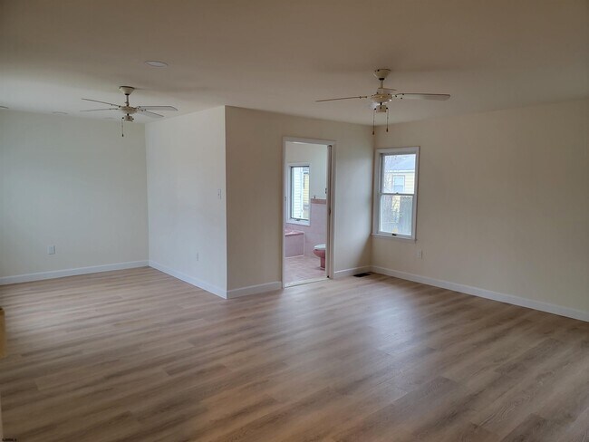 Building Photo - 1834 Beach Ave