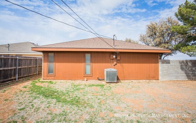 Building Photo - 4701 Country Club Dr
