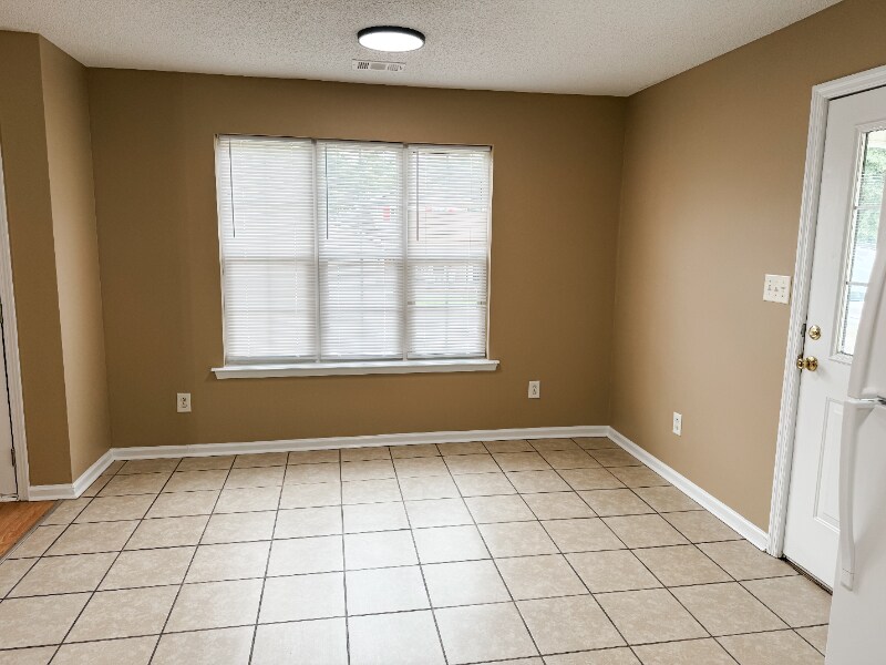 Building Photo - 304 Spring Creek Dr