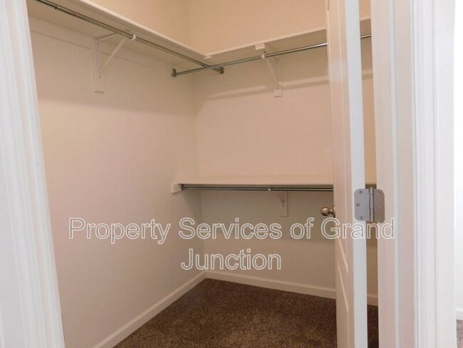 Building Photo - 621 Zenith Ln