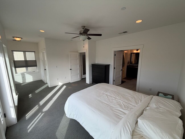 Building Photo - 3 Bedroom | 2.5 Bathroom | Crocker Village House