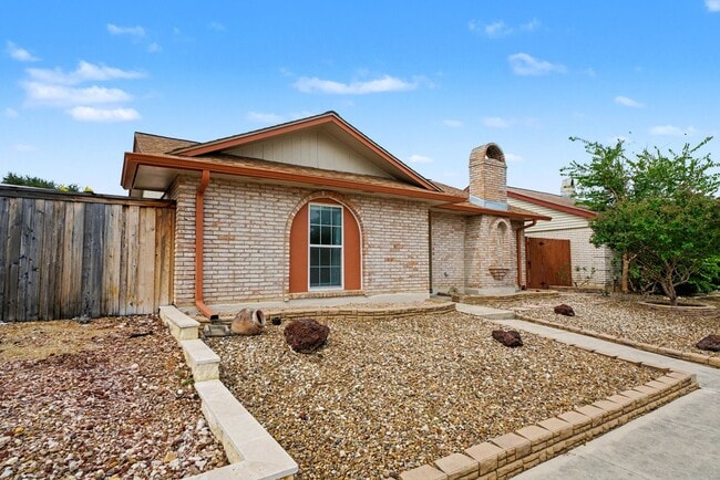 Building Photo - Charming 3-bed, 2-bath home in Universal C...
