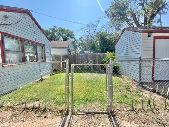 Building Photo - Full 1 bed 1 bath 1 living room/kitchen available now