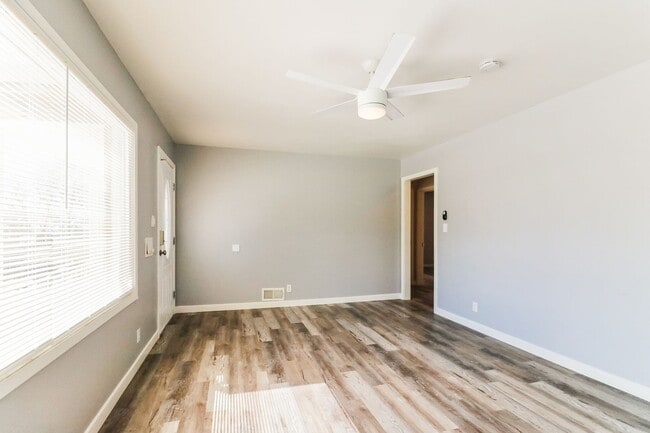 Building Photo - Comfortable 2 Bed, 2 Bath Pet-Friendly Home with Central Air & Cozy Flooring! - Available on June...