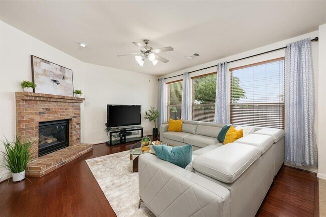 Building Photo - 112 Bearing Cove