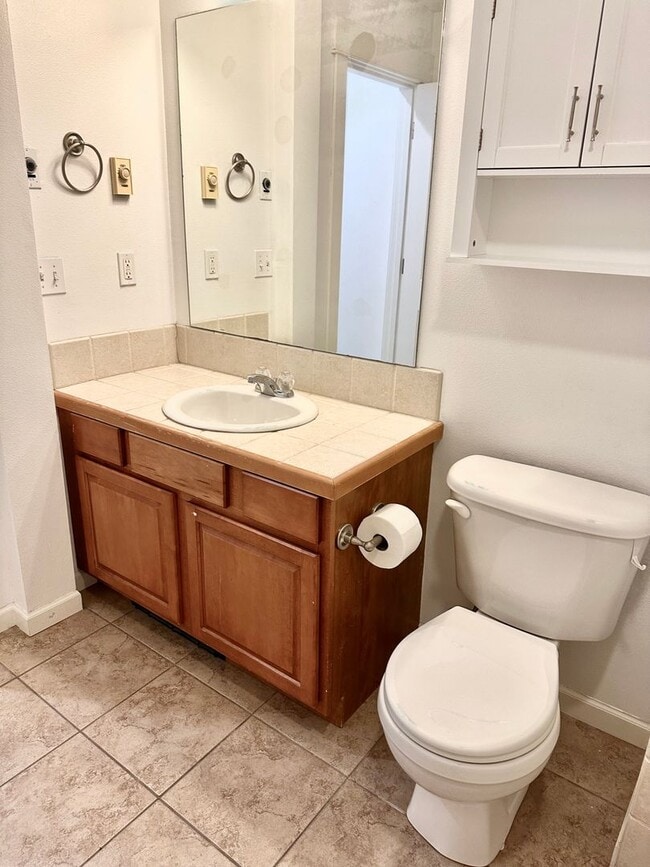 Building Photo - Modern 3 bedroom, 2.5 bathroom Townhome in Mapleleaf!