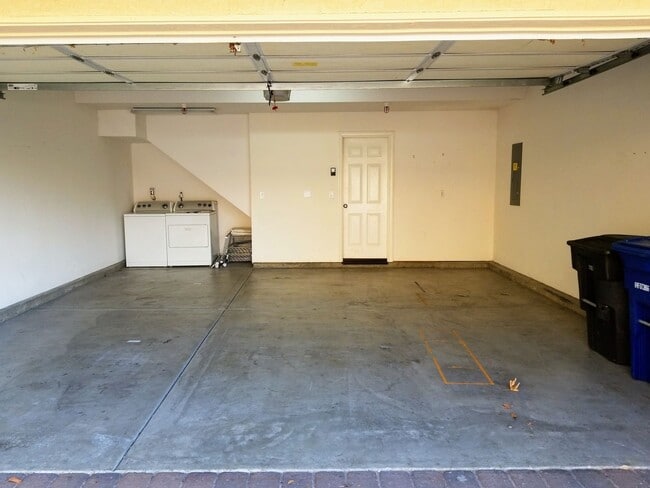 Building Photo - 1350 sqft 2 Bed plus Den, 2 Bath Chula Vista 2Car Garage, Gated community