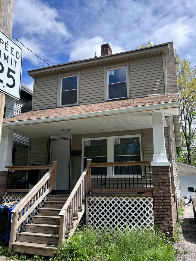 Building Photo - 3-Bedroom Home for Rent in Cleveland – Great Value!