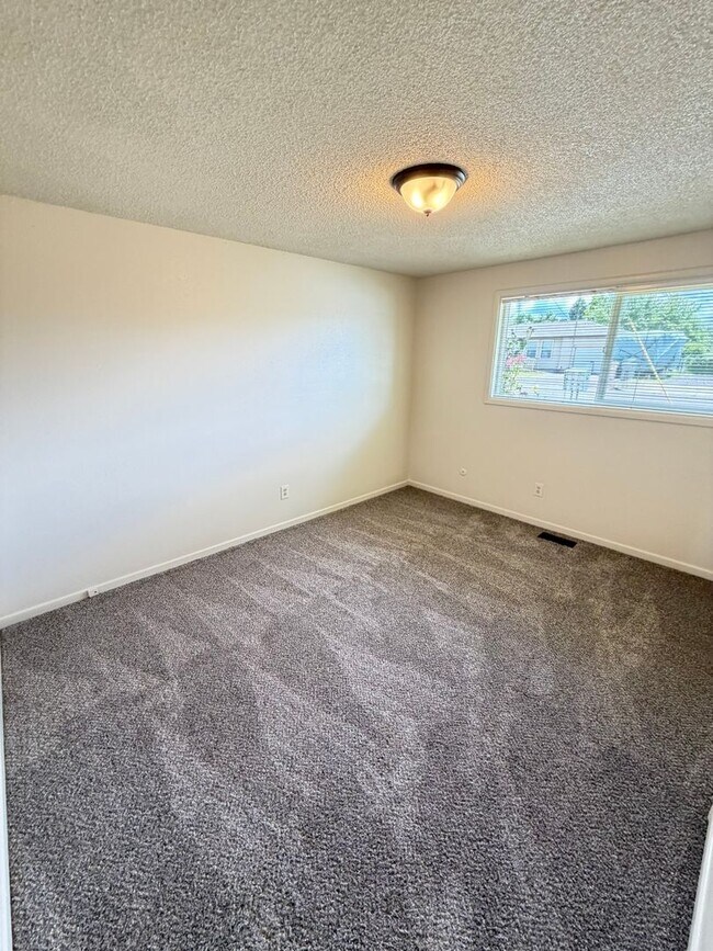Building Photo - Newly Remodeled 2 Bedroom with Fenced yard!