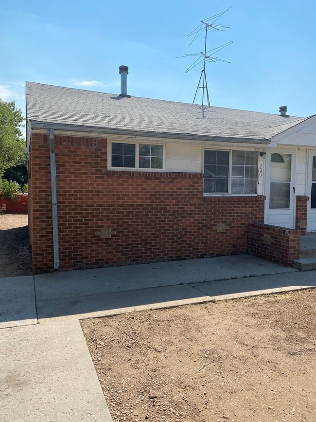 Building Photo - 300/302 16th Avenue Court