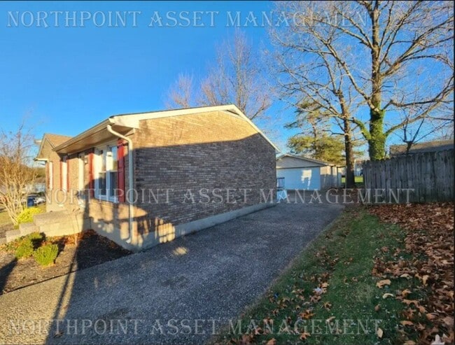 Building Photo - A cozy 3 bedroom, one bathroom house!