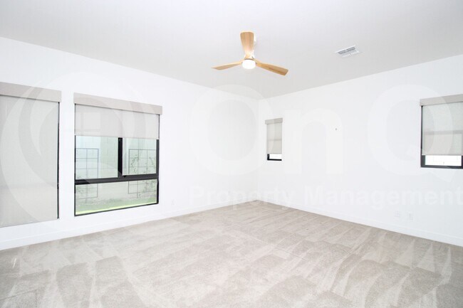 Building Photo - 813 E Corral Rd