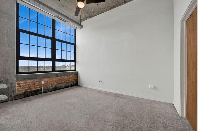 Building Photo - 3963 W Belmont Ave