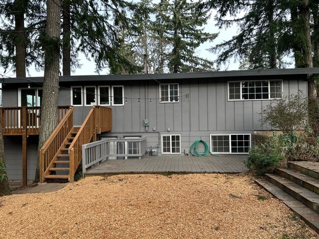 Building Photo - Beautifully updated 4 bedroom 2 bathroom h...