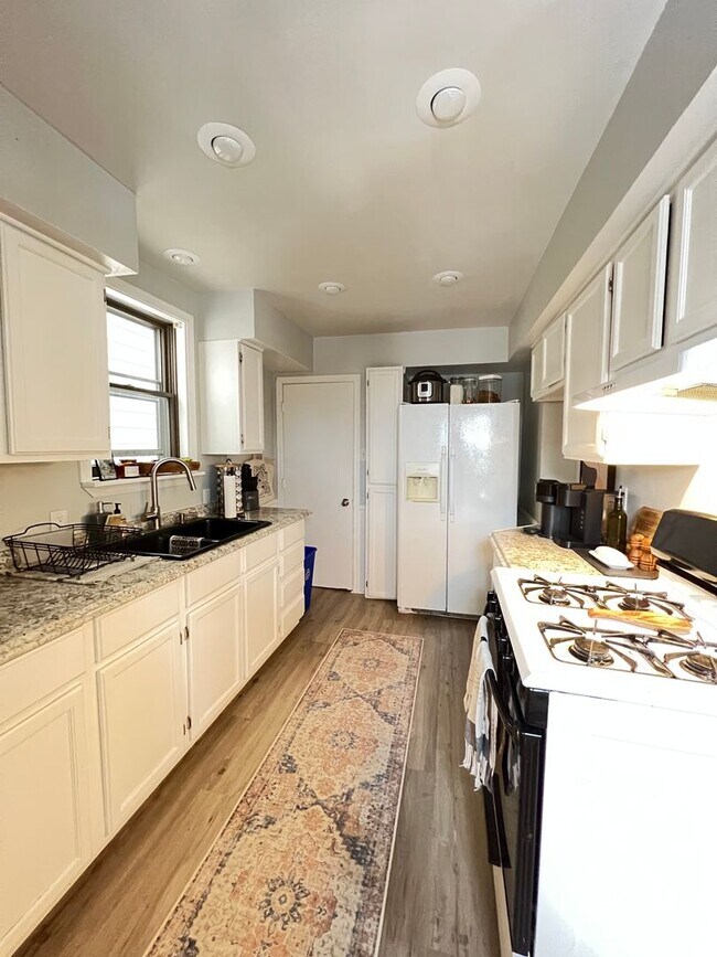 Building Photo - AVAILABLE JUNE 2026 - Renovated 3 Bed 1 Bath Home in East Duluth