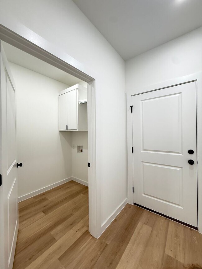 Building Photo - Brand New Stunning Town-Home!