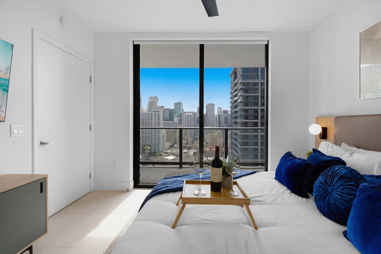 Building Photo - 601 NE 1st Ave