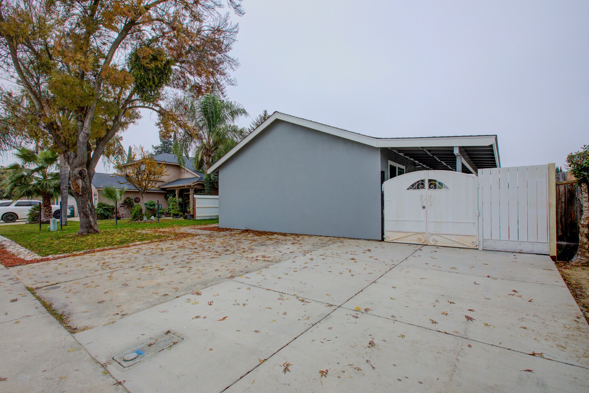 Building Photo - 9855 Douglas Ave