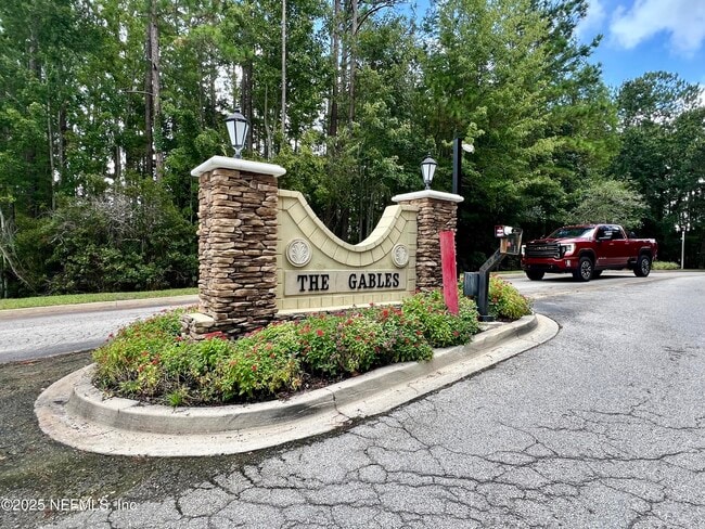 Building Photo - 466 Scrub Jay Dr