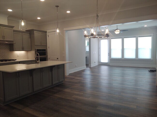 Building Photo - Move-in ready Townhome located in Blanchar...