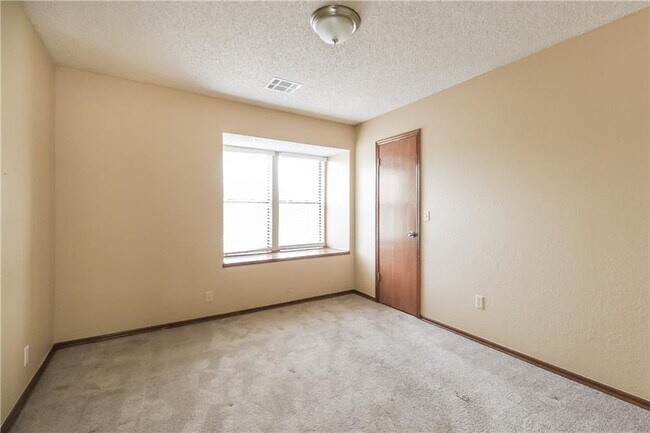 Building Photo - 2425 E Hills Dr