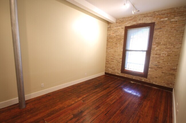 Building Photo - 319 S Flores St