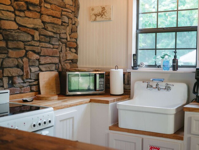 Building Photo - 10583 Two Girls Ln