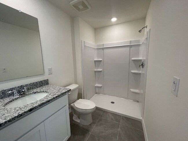 Building Photo - Beautiful 3 Bedroom 2.5 Bathroom Townhome in Windrose