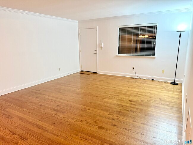 Building Photo - 2289 Bedford St