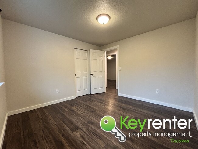 Building Photo - Shared Split level 3 Bed 2 Bath Upstairs Unit with Modern Upgrades Close to JBLM!