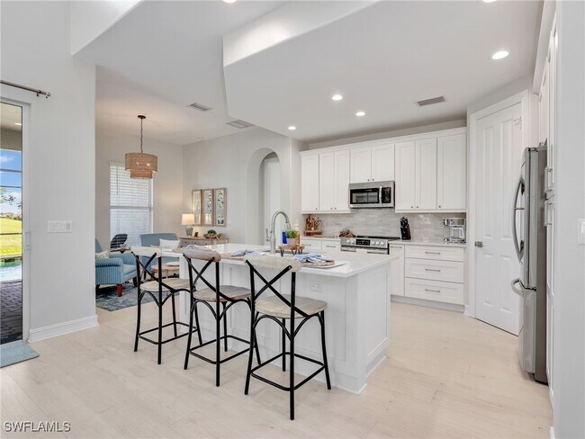 Building Photo - 6096 Dogleg Dr