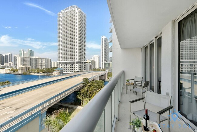 Building Photo - 2602 E Hallandale Beach Blvd